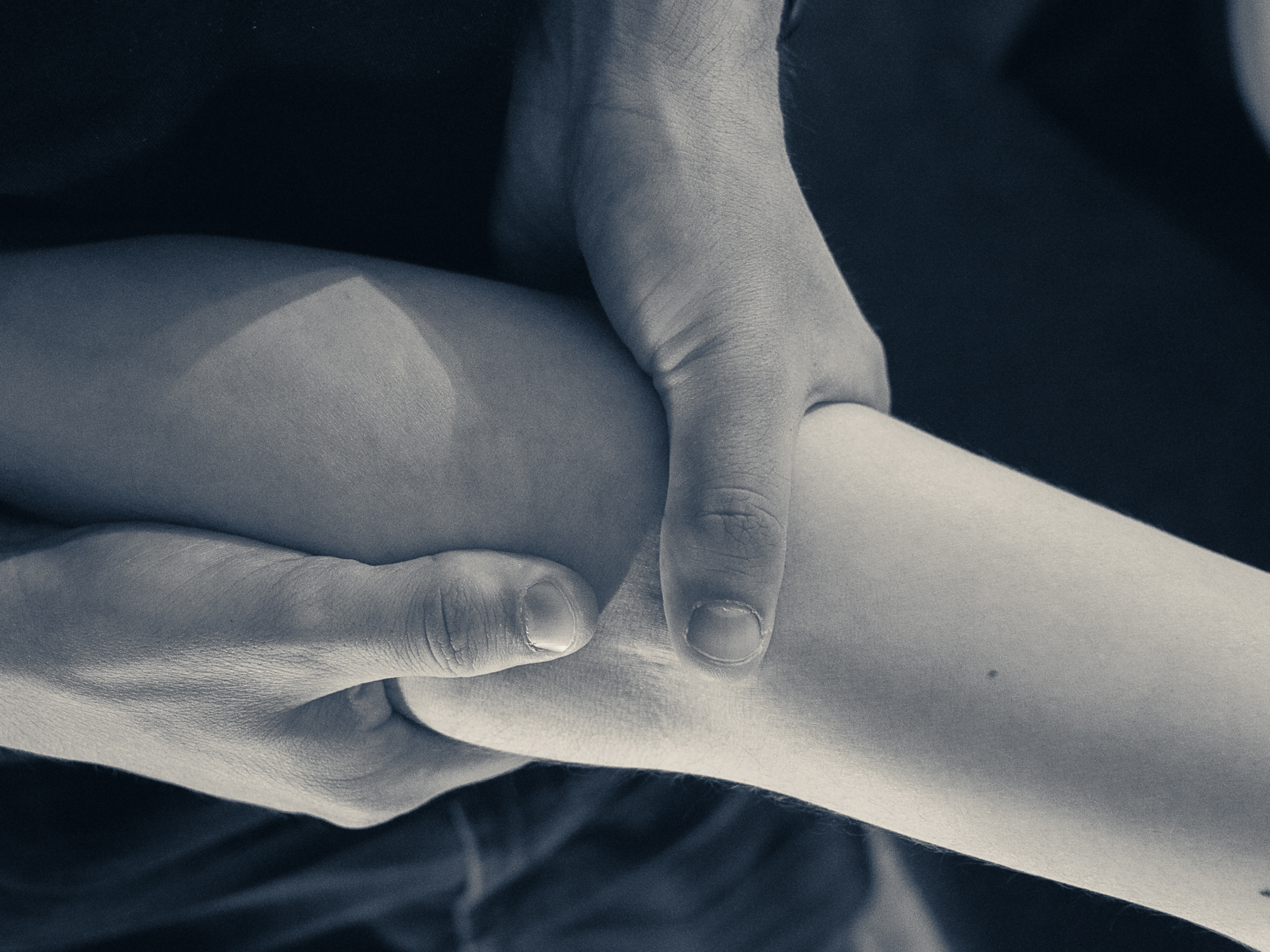 Image of Osteopathie man manipulating elbow