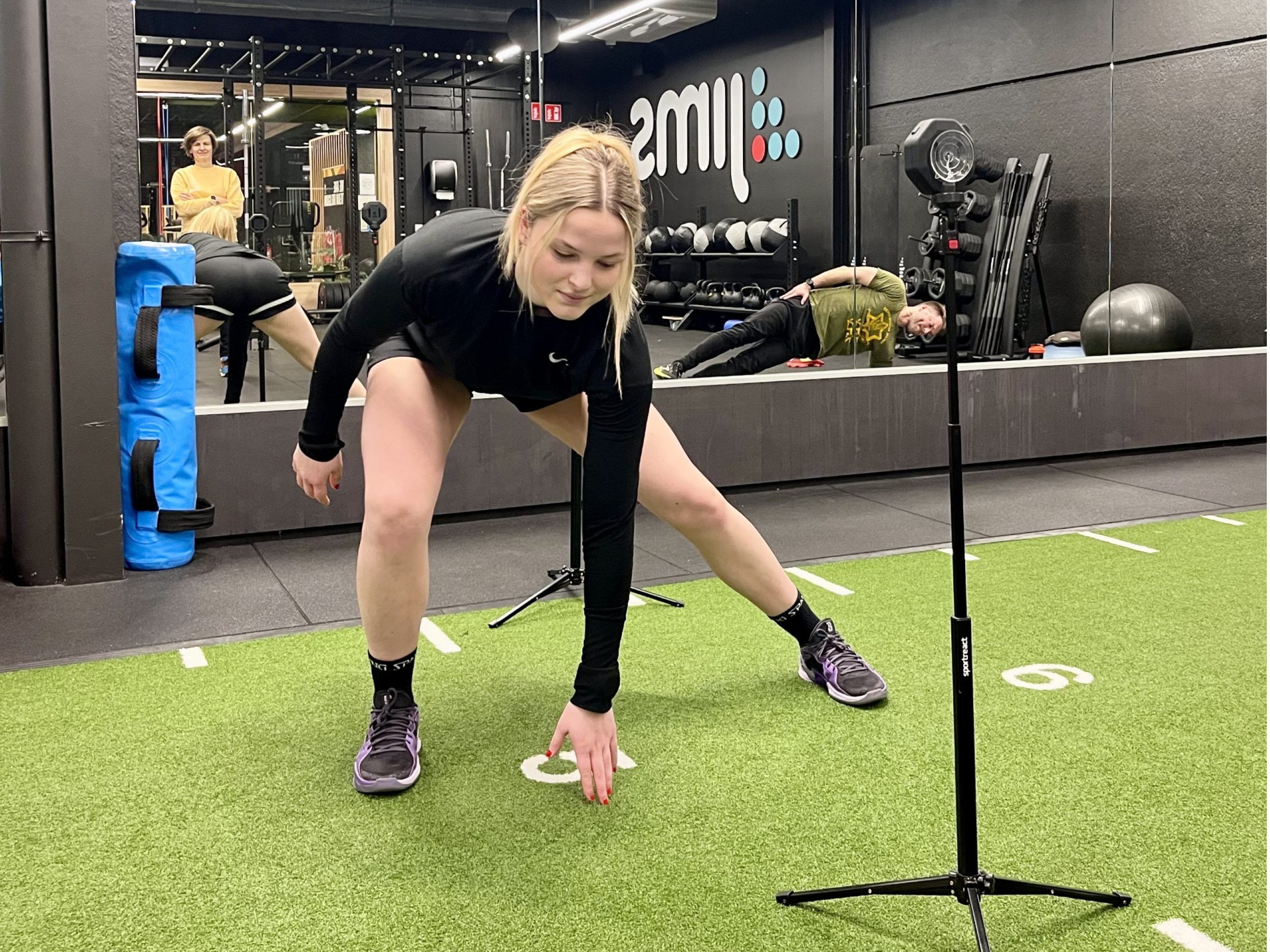 Image of blond girl Cylia performing led react exercise